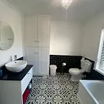 펜션 New Listing Faye's Place 도니골